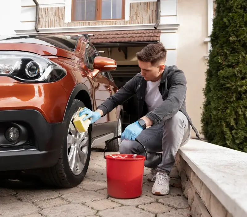 Lavage auto à domicile Le Favril : professionnel intervenant sur un véhicule